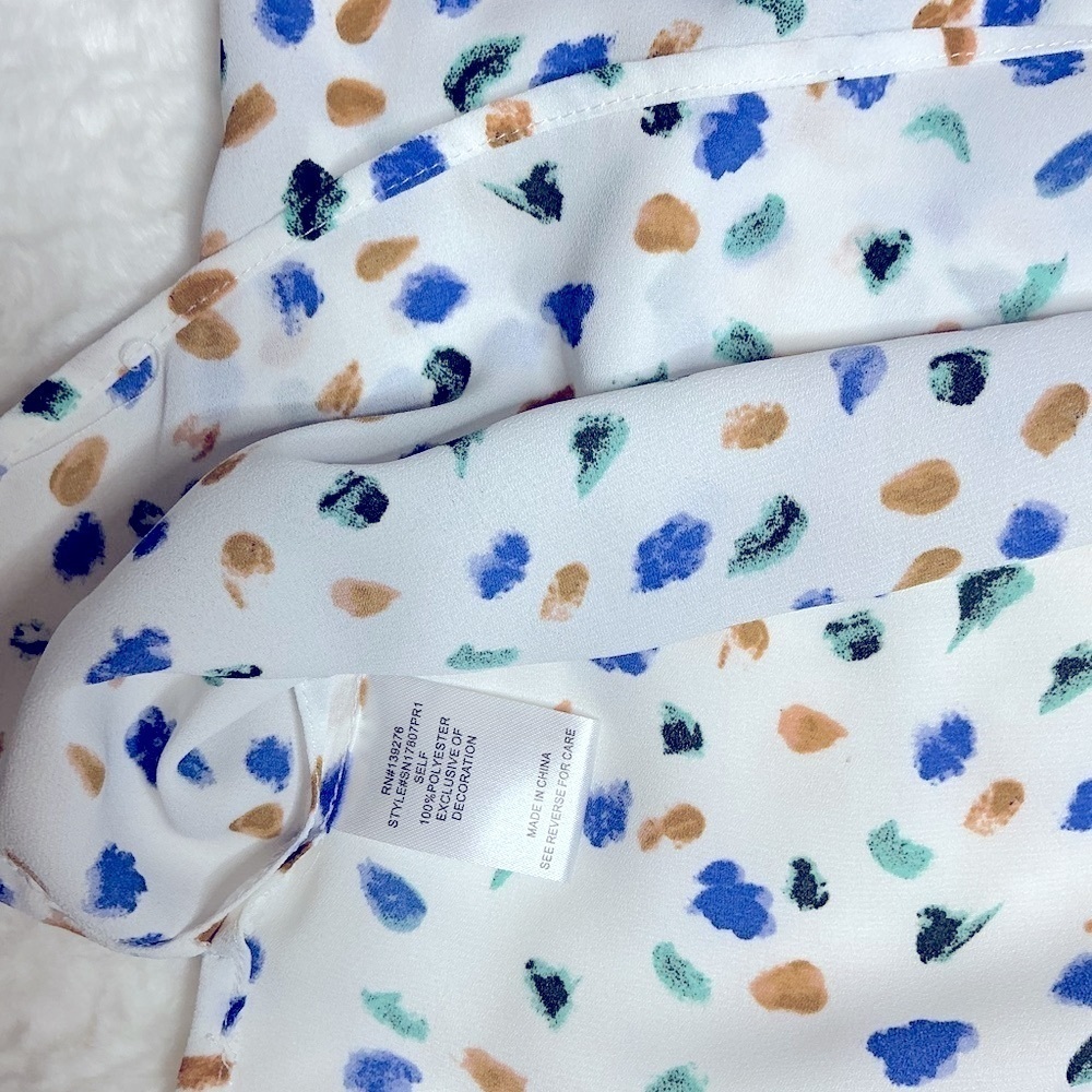 Serrín White and Blue Fitted Blouse with 3/4 Sleeves and Bib Collar - Picture 9 of 15